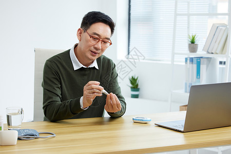 中年男性检测血糖形象高清图片