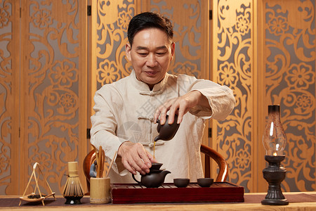 中老年男茶艺师沏茶形象图片