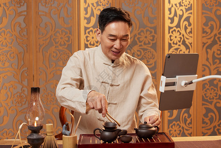 中年男茶艺师直播沏茶背景图片