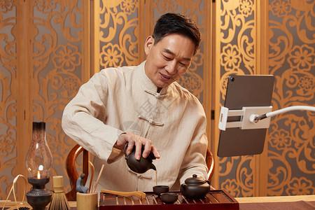 中年茶艺师直播沏茶背景图片