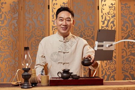 中年茶艺师直播沏茶形象背景图片