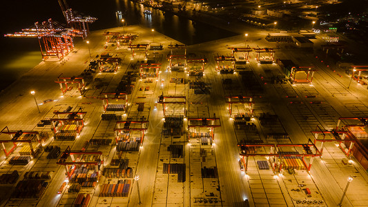 灯火通明的南沙港码头图片