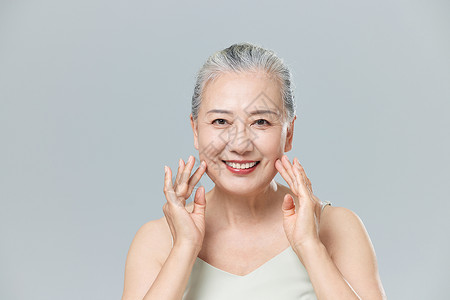 健康老年女性保养护肤概念图片
