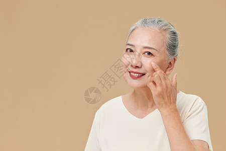 健康老年女性护肤概念图片