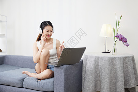 假日居家休闲看电脑的女性图片