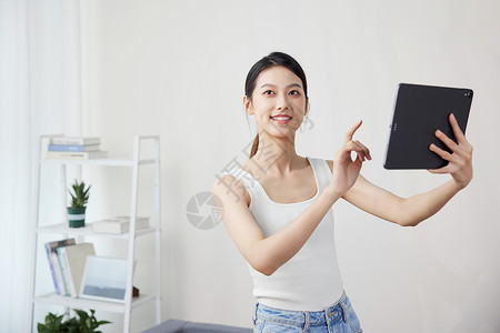 遥控操作女性使用平板电脑遥控设备背景