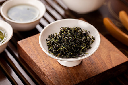中国风橄榄茶托盘里的绿茶茶叶背景