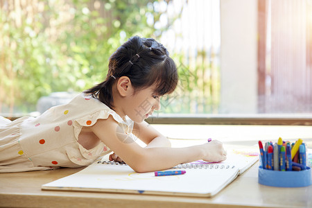 小女孩居家认真绘画背景图片