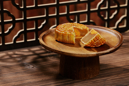 传统中秋蛋黄莲蓉月饼背景图片