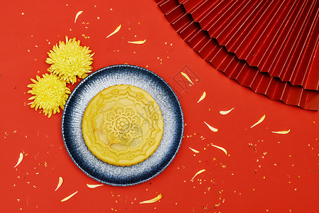 传统中秋大月饼与菊花图片