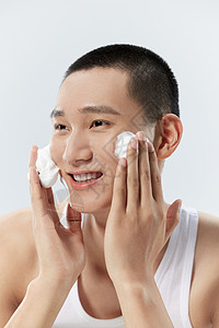 青年男性使用洗面奶清洁洗脸图片