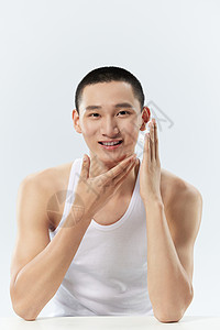 青年男性洗脸形象图片