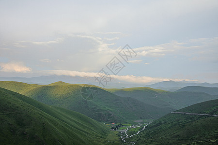 蓝天白云下的高山山谷图片