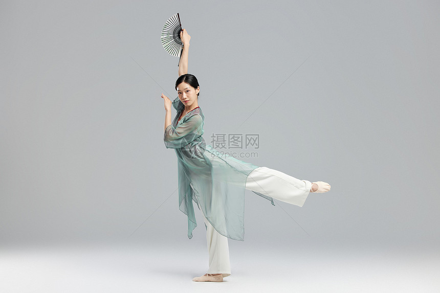 传统东方美女手拿扇子跳舞图片