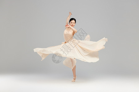 中国舞美女舞者舞动裙摆背景