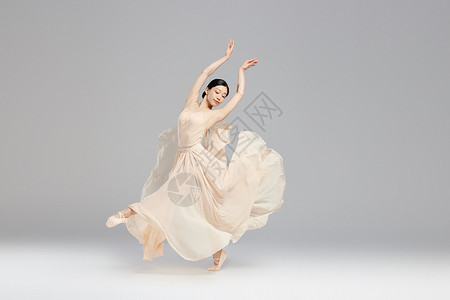 中国古典美女性舞者甩动长裙裙摆背景