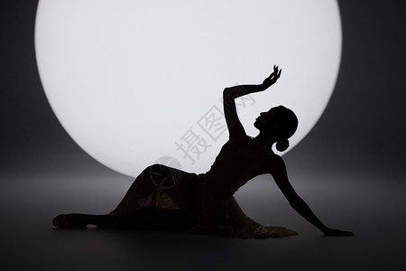 拒绝做月光聚光灯下的女性舞者剪影背景