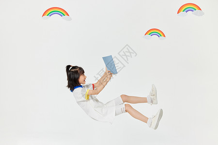 漂浮看书的小女孩背景图片