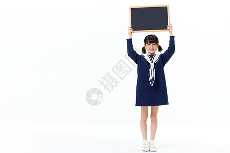 手举黑板的小女孩背景图片