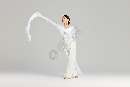 女性舞者舞动水袖跳舞形象高清图片