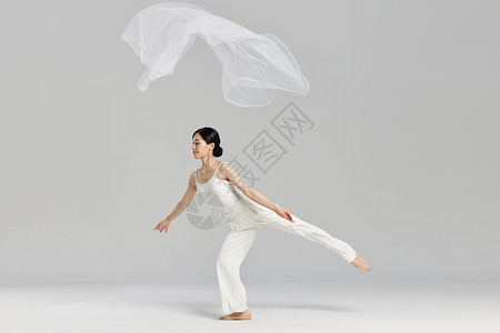 女性舞者挥动白纱跳舞背景图片
