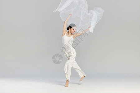 女性舞者挥动白纱跳舞形象图片