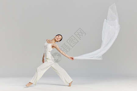 挥动白纱跳舞的女性舞者背景图片
