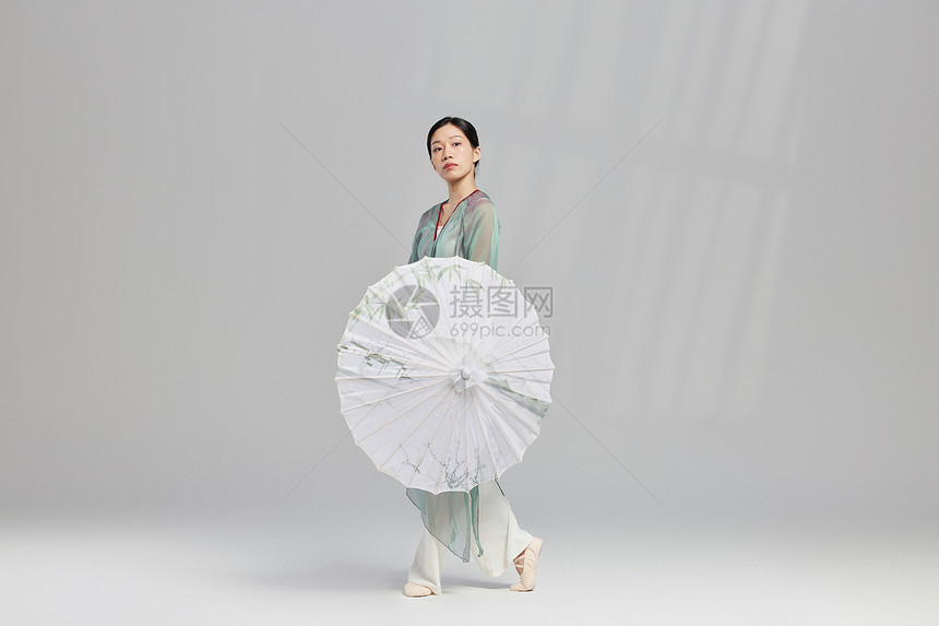 古典东方女性手拿油纸伞图片