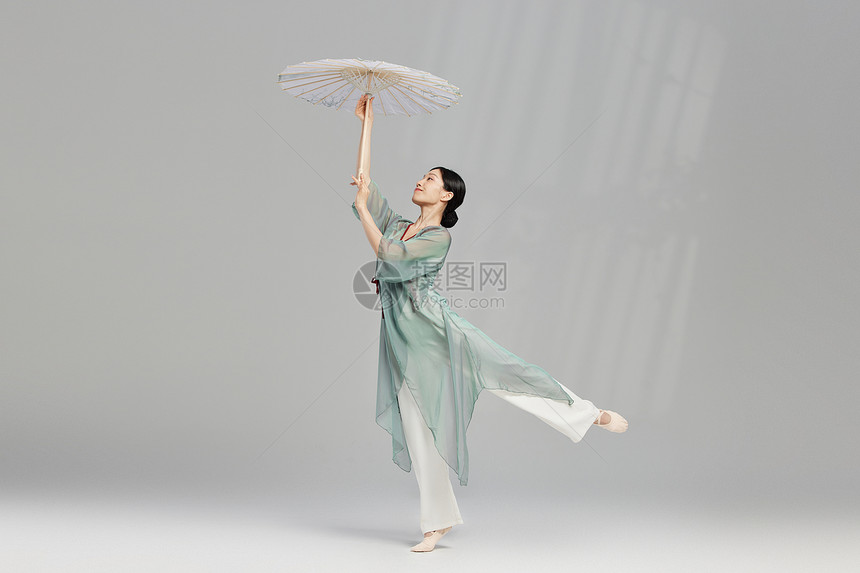 手拿油纸伞跳舞的传统东方美女图片