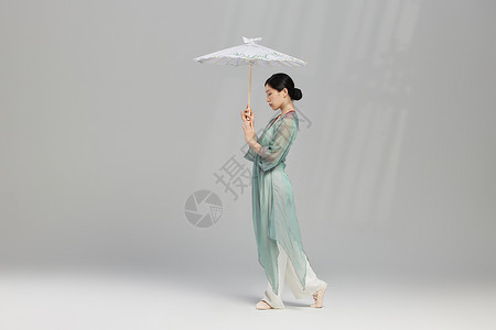 跳舞小娜娜还手拿油纸伞的东方美女形象背景