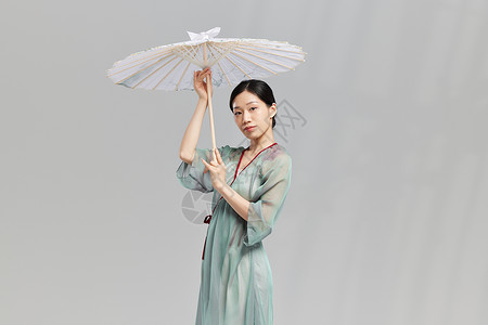 东方女性手拿油纸伞背景图片