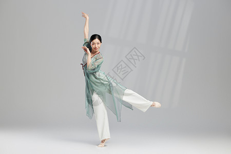 跳古典舞的女性舞者图片