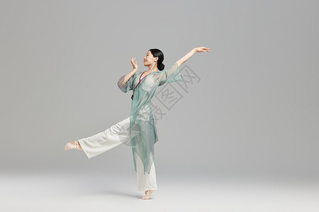 跳古典舞的女性舞者形象图片