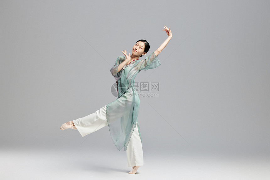 东方古典美女跳古典舞图片