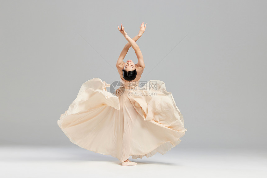 舞者柔美的女性图片
