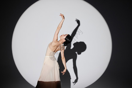 舞台上的女舞者跳舞背景图片