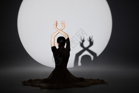 中国舞海报舞台上的美女舞者跳孔雀舞背影背景