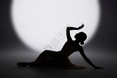 中国舞舞台上的女性舞者剪影背景