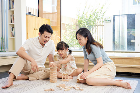 幸福的一家人暑假居家玩积木图片
