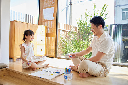 油画棒画素材居家陪着女儿画画的父亲背景