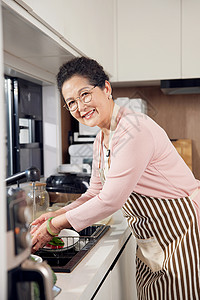 老年女性厨房洗菜形象图片
