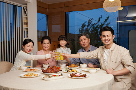 幸福家庭聚餐碰杯背景图片