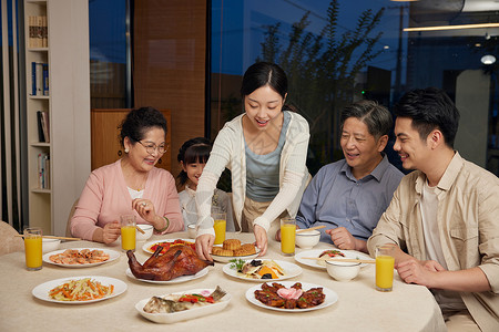 中秋家庭团圆聚餐背景图片
