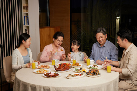 中秋节幸福家庭团圆聚餐背景图片
