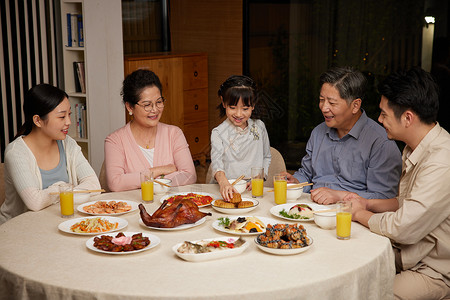 中秋团圆家庭聚餐吃月饼背景图片