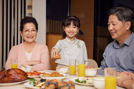 感恩节一家人吃饭小女孩中秋节聚餐吃月饼背景