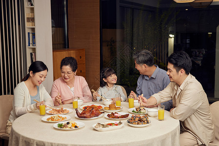 一家人中秋节团圆聚餐吃饭背景图片