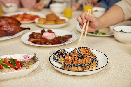 中秋节家庭聚餐吃大闸蟹背景图片
