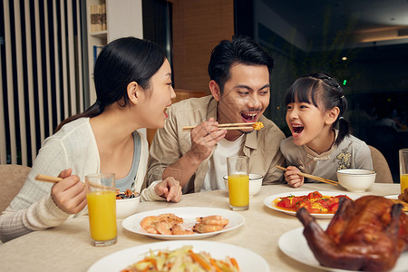 中秋节家庭团圆聚餐背景图片