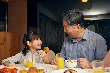 中秋节爷爷和孙女吃月饼图片